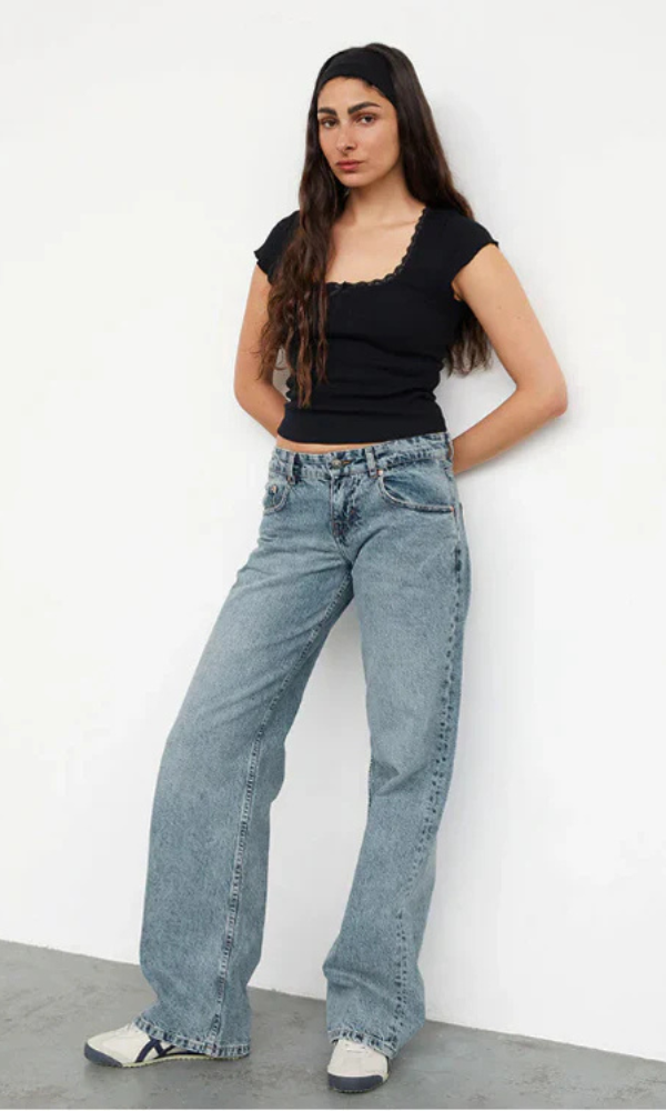 Women’s Stretch Low-Waisted Jeans with Wide Legs